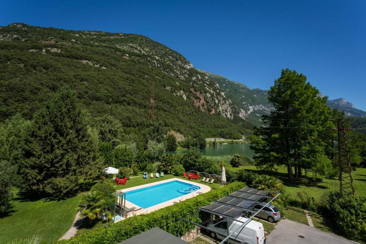 Hotel Due Laghi Padergnone Exteriör bild